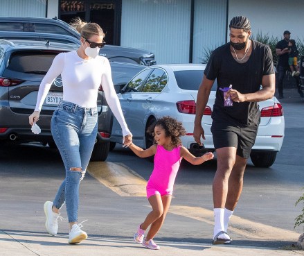 Khloe Kardashian lleva a su hija, True to dance class a Calabasas Khloe Kardashian lleva a su hija, True to dance class, Calabasas, California, USA - 30 de agosto de 2021 